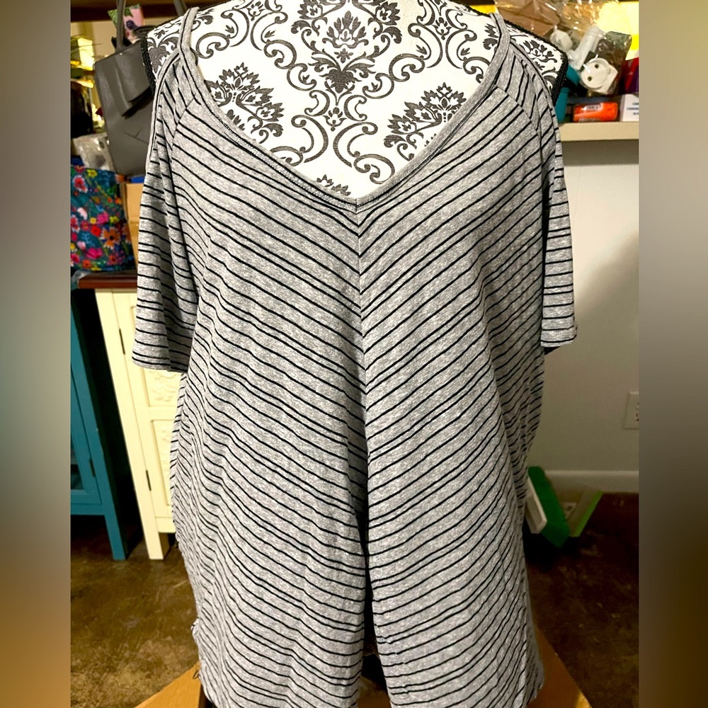 NWOT Torrid sz 1 cold shoulder tee